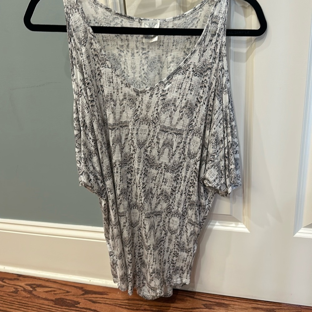 Soft and flowy Ella Moss anthropologie cold shoulder tee. Womens small.